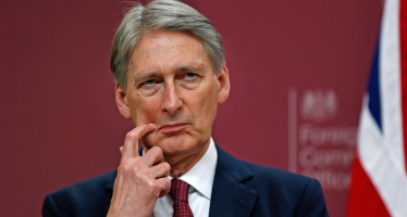 Pound to Resume Decline on Widened Trade Deficit