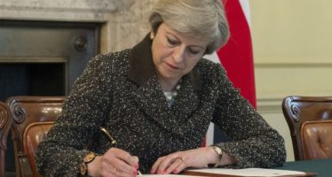 Pound Turns Bearish on Widened Trade Deficit