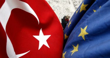 Euro Remains Weak Despite Solid Flash GDP Data