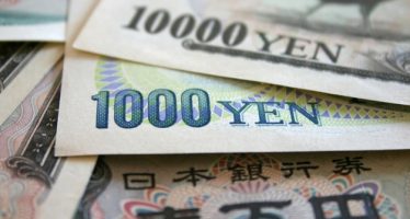 Yen strengthens on Unexpected Boost In Consumer Spending