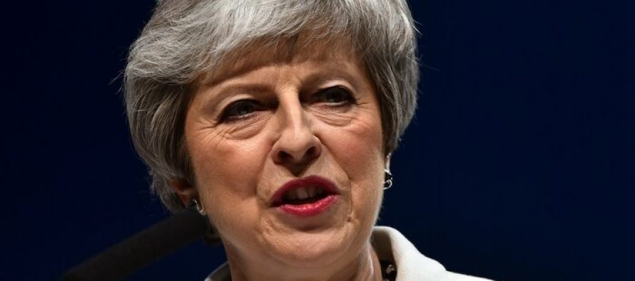 Pound Strengthens on Rebound In Services PMI