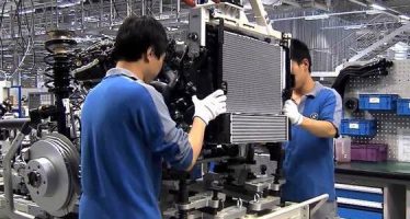 China Manufacturing Activity Dips to Lowest in 16yrs