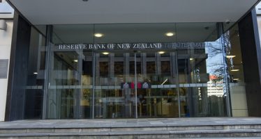 Kiwi Dollar Turns Volatile as RBNZ Announces Rate Cut