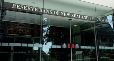New Zealand Dollar Down on Postponement of Rake Hike By RBNZ