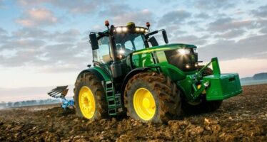 Deere Beats 2Q 2022 Estimates, Lifts FY 2022 Earnings View