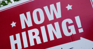 US Unemployment Claims Fall to 239,000, Outperforming Forecasts