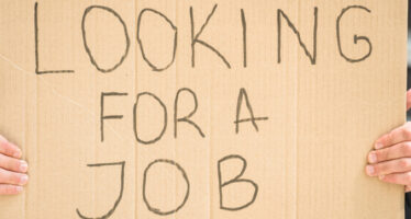 US Jobless Claims Increase to 207,000, Reflecting Economic Trends