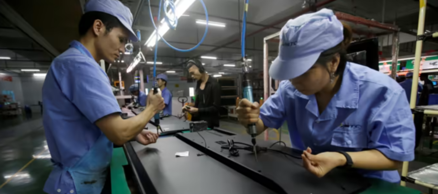 China’s Manufacturing PMI Unexpectedly Declines in December