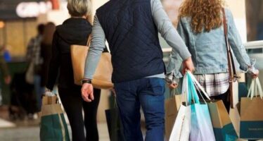 US Retail Sales Remain Steady in June, Defying Expectations